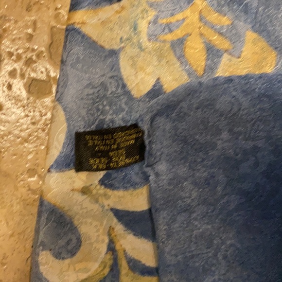 Seta 💯 silk square scarf 32 x 34 approximately - Picture 3 of 3